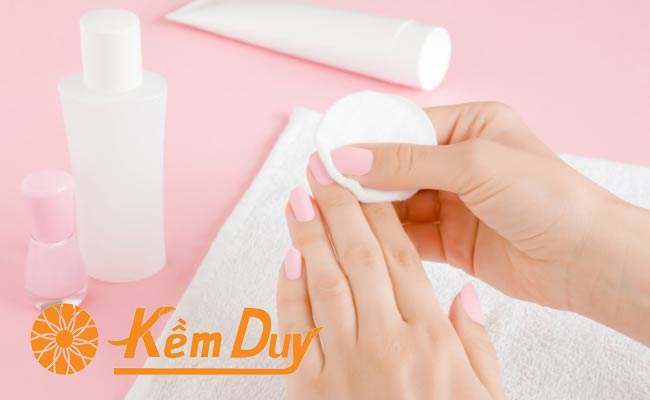 Dùng bông gòn tẩy sơn nhũ Dùng bông gòn tẩy sơn nhũ