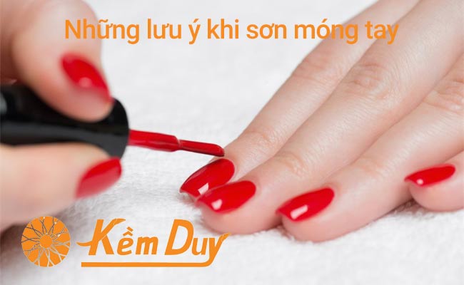 Những lưu ý khi sơn móng tay Những lưu ý khi sơn móng tay
