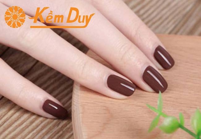 Sơn móng màu hạt dẻ
