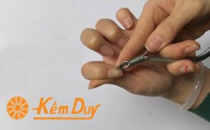 Hướng dẫn cách cầm kềm cắt da