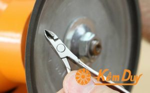 Mài theo hướng từ đỉnh xuống mũi